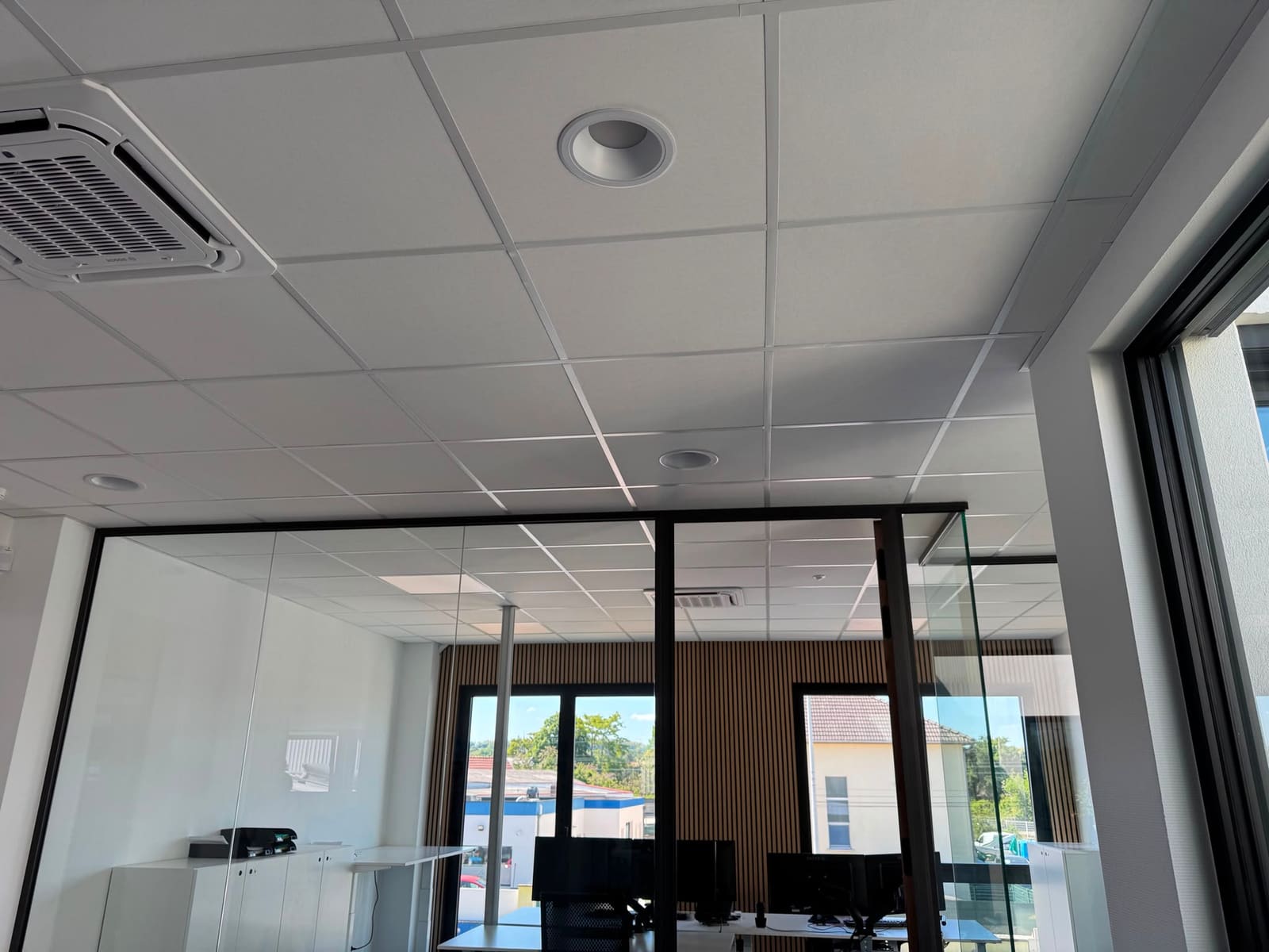 Faux plafond à dalles suspendues avec éclairage encastré dans un espace de bureaux